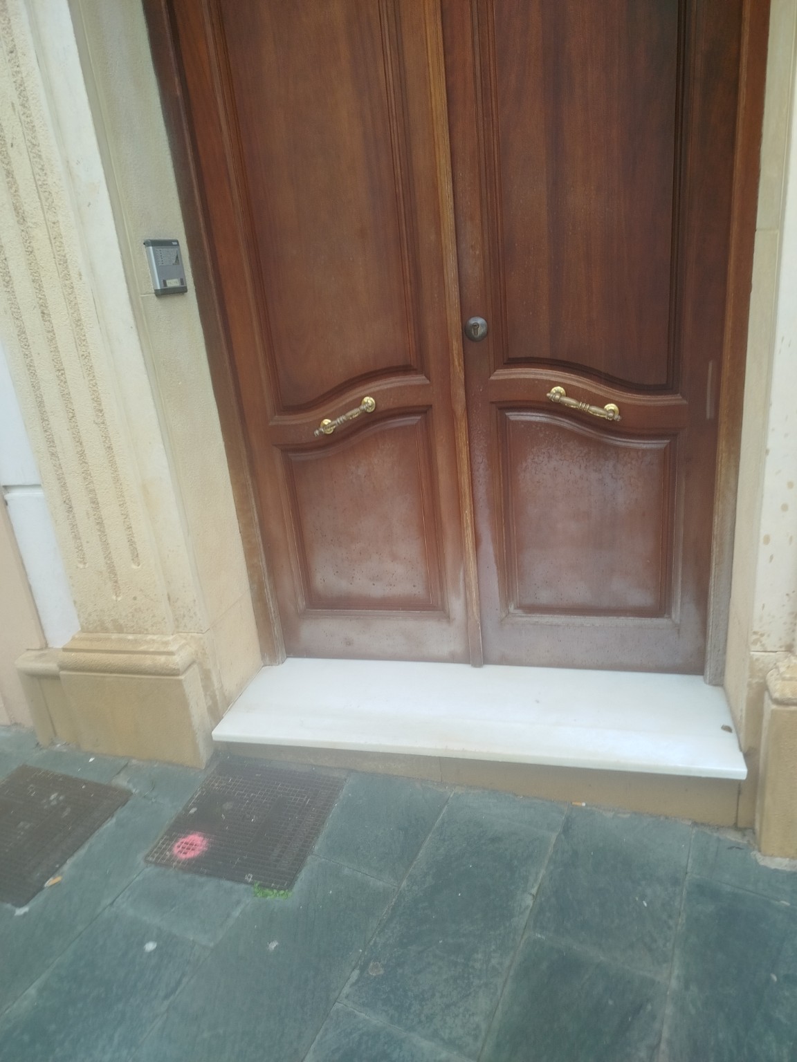 Trabajo de pintura en puerta de madera
