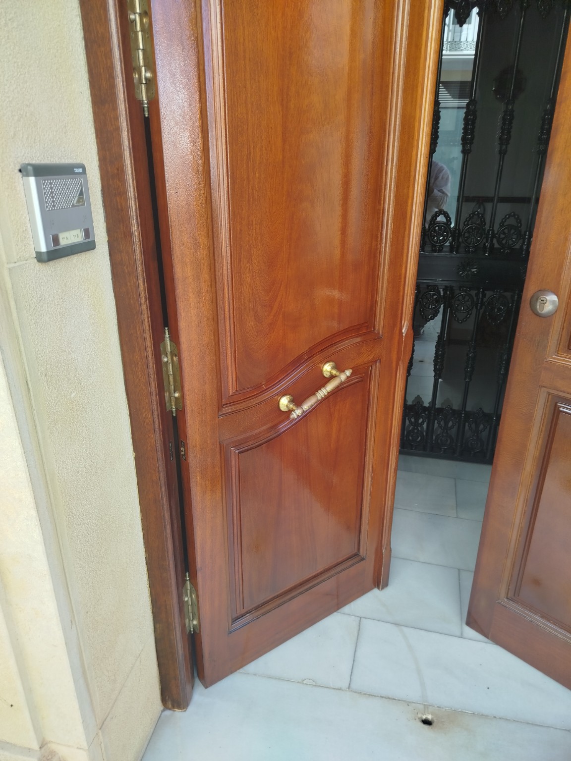 Acabado de puerta de madera