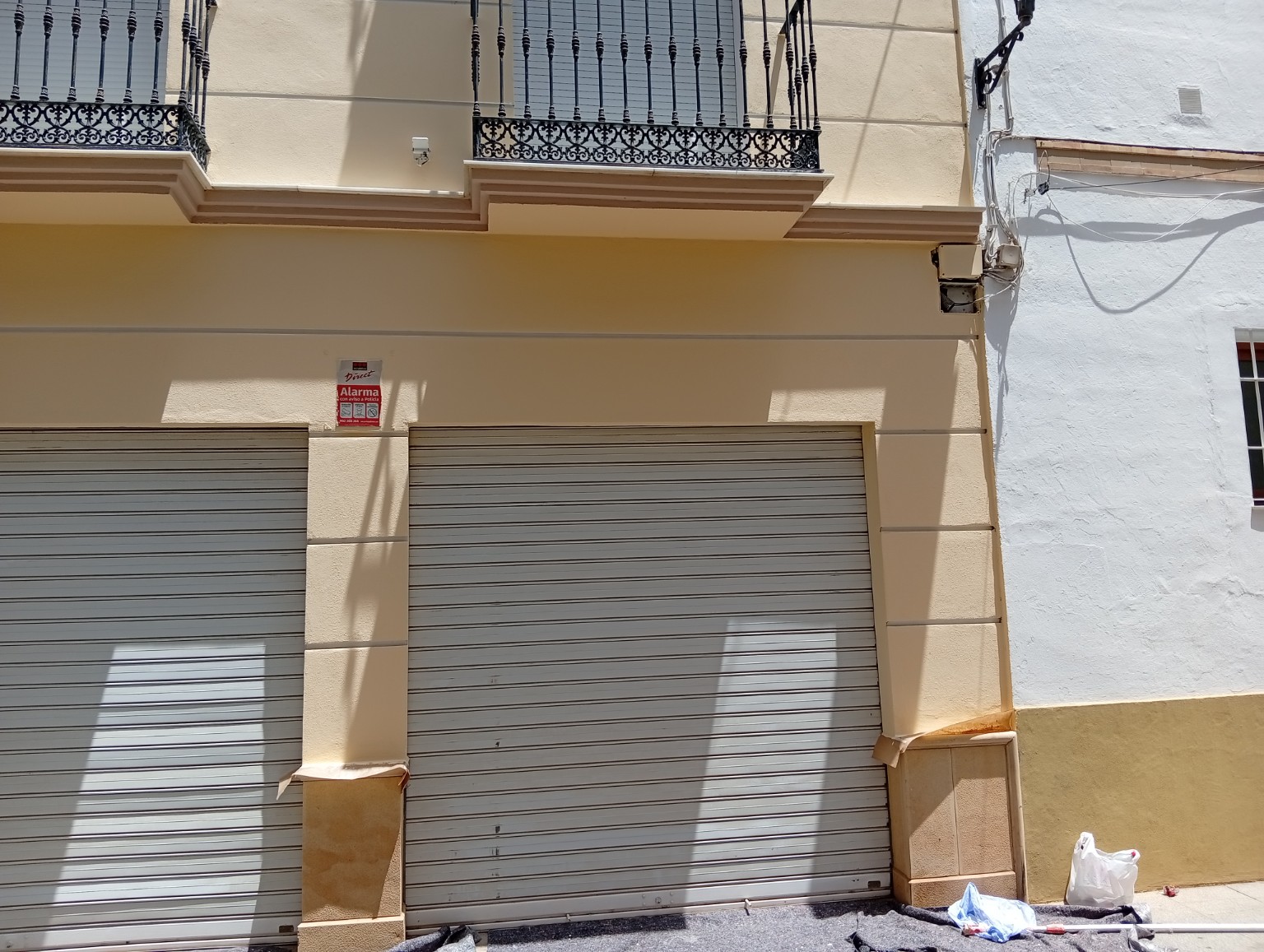 Fachada y persianas pintadas
